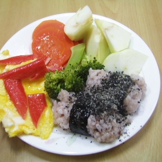 赤飯おにぎり海苔巻きと、野菜の盛り合わせ